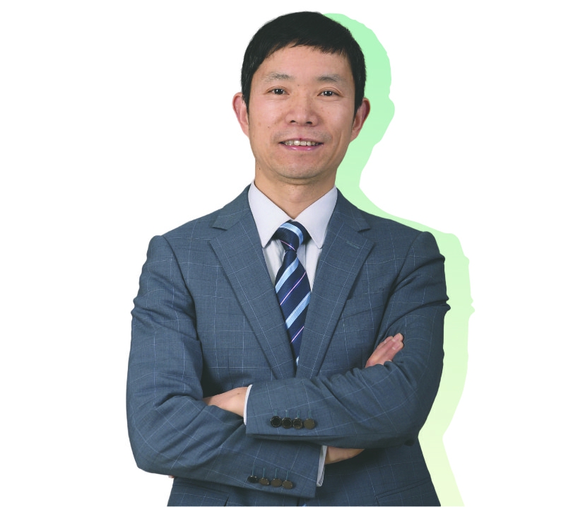穿着西装的男人在微笑

描述已自动生成