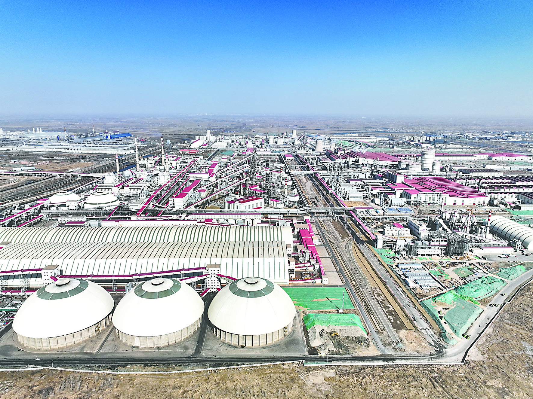 建筑与房屋的城市空拍图

中度可信度描述已自动生成